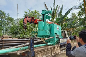 Dàn khoan phụt nước áp lực cao điều động đến hiện trường