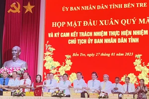 Chủ tịch, Phó Chủ tịch UBND tỉnh Bến Tre, lãnh đạo các đơn vị ký cam kết trách nhiệm thực hiện nhiệm vụ phát triển kinh tế - xã hội trên địa bàn tỉnh