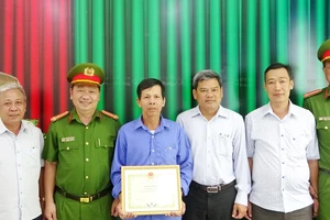 Trao giấy khen cho ông Huỳnh Văn Bình