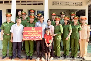 Trao bảng tượng trưng 100 triệu đồng cho gia đình cháu Gia Bảo. Ảnh: CTV