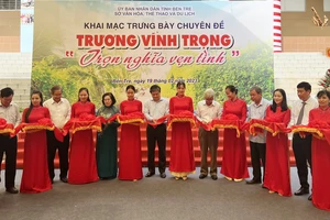 Các đại biểu cắt băng khai mạc trưng bày chuyên đề “Trương Vĩnh Trọng - Trọn nghĩa vẹn tình”