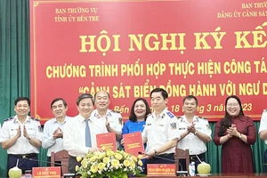 Hai đơn vị thực hiện ký kết chương trình hợp tác “Cảnh sát biển đồng hành cùng ngư dân”