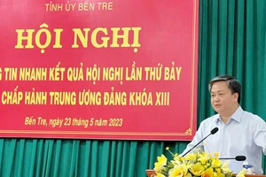 Đồng chí Lê Đức Thọ, Bí thư Tỉnh ủy Bến Tre thông tin nhanh kết quả Hội nghị lần thứ 7 Ban Chấp hành Trung ương Đảng khoá XIII