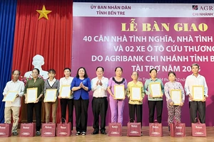 Bàn giao 40 căn nhà tình nghĩa, và xe ô tô cứu thương