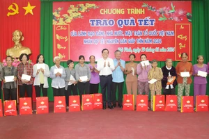 Phó Thủ tướng Chính phủ Trần Lưu Quang trao 140 phần quà tết cho hộ nghèo, công nhân, lao động có hoàn cảnh khó khăn