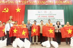 Nguyên Chủ tịch nước Trương Tấn Sang trao tặng phao cứu sinh, cờ Tổ quốc cho ngư dân nghèo trên địa bàn tỉnh Bến Tre