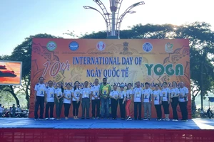 Ngày Quốc tế Yoga lần thứ 10 tại Đồng Tháp thu hút trên 450 người tham gia đồng diễn Yoga