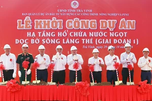 Các đại biểu thực hiện nghi thức khởi công dự án