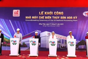 Phó Bí thư Thường trực, Chủ tịch HĐND tỉnh Đồng Tháp cùng các đại biểu thực hiện nghi thức khởi công nhà máy. Ảnh: ĐĂNG KHOA