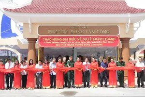 Các đại biểu thực hiện nghi thức cắt băng khánh thành công trình trùng tu, sửa chữa Di tích lịch sử văn hóa cấp tỉnh Đền thờ Trung tướng Đồng Văn Cống. Ảnh: PT