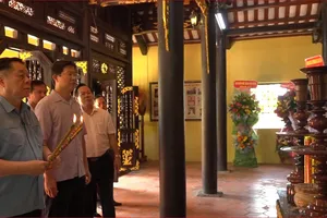 Đồng chí Nguyễn Trọng Nghĩa dâng hương tại Đền thờ liệt sĩ Gò Công