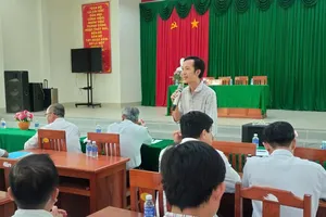 Ông Võ Văn Ngoan, Phó Giám đốc Sở NN-MT tỉnh Vĩnh Long đối thoại với các hộ dân bị ảnh hưởng bởi bãi rác An Hiệp.