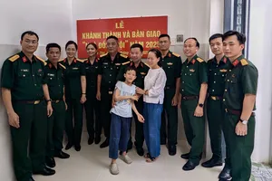 Các đại biểu chụp ảnh lưu niệm cùng gia đình