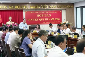 Chánh Văn phòng UBND tỉnh Vĩnh Long Nguyễn Mạnh Hùng phát biểu tại buổi họp báo