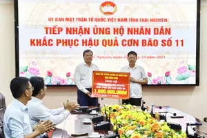 Thay mặt Đảng bộ, chính quyền và nhân dân tỉnh Vĩnh Long, đồng chí Lê Văn Hẳn, Chủ tịch Ủy ban MTTQ Việt Nam tỉnh Vĩnh Long tặng tỉnh Thái Nguyên 1 tỷ đồng khắc phục thiên tai. Ảnh: QH