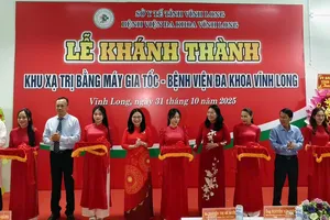 Các đại biểu thực hiện nghi thức cắt băng khánh thành. Ảnh: TÍN HUY