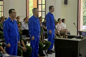 Bị cáo Nguyễn Thiện Chí ở giữa. Ảnh: HT