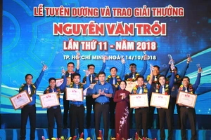 Bà Võ Thị Dung, Phó Bí thư Thành ủy TPHCM chúc mừng các cá nhân đạt giải thưởng Nguyễn Văn Trỗi năm 2018