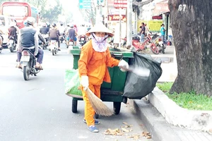 Lãnh đạo TPHCM lắng nghe tâm tư của nữ công nhân vệ sinh