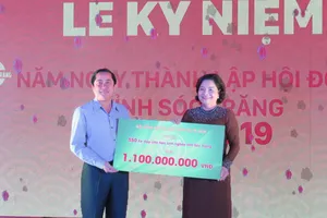 Bà Nguyễn Thị Như Thuỷ, Chủ tịch Hội Đồng hương Sóc Trăng tại TPHCM trao bảng tặng xe đạp cho học sinh nghèo