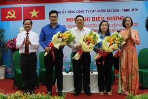 Ông Trần Văn Khuyên, Bí thư Đảng ủy, Chủ tịch hội đồng thành viên Sawaco tuyên dương các điển hình học tập Bác