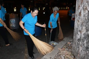 Đồng chí Võ Thị Dung, Phó Bí thư Thành ủy TPHCM cùng phật tử chùa Liên Hoa ra quân dọn vệ sinh đường phố vào ngày cuối năm