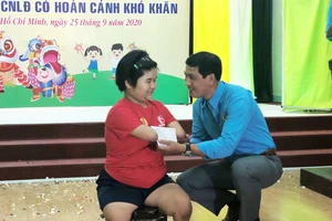 Niềm vui của cô bé "Chim cánh cụt" Hoài Thương khi nhận suất học bổng đặc biệt