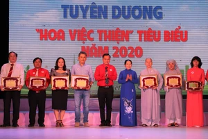 Nguyên Phó Bí thư Thành ủy TPHCM Võ Thị Dung tuyên dương những điển hình "Hoa việc thiện"