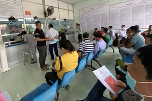 Người dân thực hiện đăng ký, đổi biển số xe
