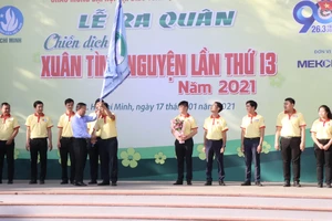 Trưởng Ban Dân vận Thành ủy TPHCM Nguyễn Hữu Hiệp trao cờ xuất quân chiến dịch “Xuân tình nguyện” năm 2021