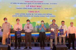 Trao quà cho công nhân, lao động khó khăn nhân Tháng công nhân năm 2021