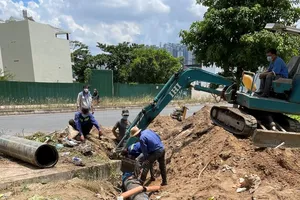 Nhân viên Công ty cổ phần Cấp nước Thủ Đức thi công đường ống vào khu cách ly trên địa bàn TP Thủ Đức