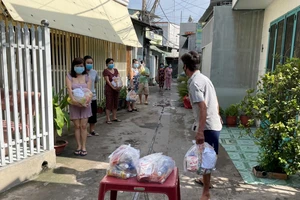 Người dân khu cách ly nhận hàng từ dự án "Chợ nghĩa tình"