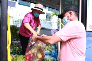 Người dân mua hàng tươi, giá ổn định từ các xe bán hàng lưu động trên địa bàn quận 4