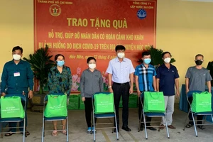 Đại diện Sawaco trao quà đến người dân khó khăn tại huyện Hóc Môn