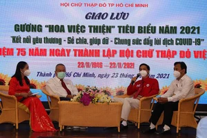 Các gương điển hình "Hoa việc thiện" giao lưu tại lễ tuyên dương