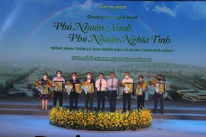 Lãnh đạo quận Phú Nhuận trao cảm ơn các đơn vị đóng góp cho Quỹ "Vì người nghèo" của quận