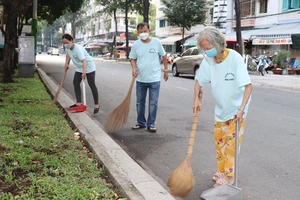 Người dân tham gia dọn vệ sinh tại các tuyến đường