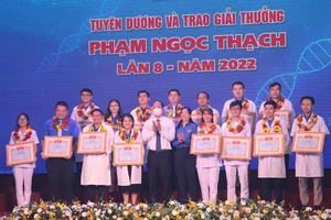 Phó Bí thư Thành ùy TPHCM Nguyễn Hồ Hải tuyên dương các Thầy thuốc trẻ tiêu biểu