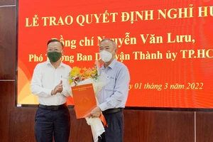 Trưởng Ban Dân vận Thành ủy TPHCM Nguyễn Hữu Hiệp trao quyết định nghỉ hưu đến đồng chí Nguyễn Văn Lưu