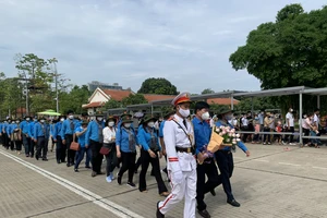 Đoàn công nhân lao động tiêu biểu TPHCM vào Lăng viếng Chủ tịch Hồ Chí Minh 