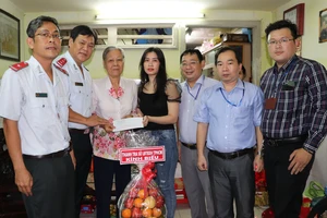 Đoàn Thanh tra Sở LĐTB&XH đến thăm, tặng quà gia đình anh Đặng Quang Tâm