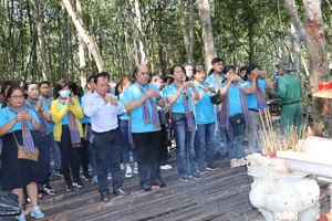 Đoàn công nhân lao động tiêu biểu dâng hương tưởng nhớ các anh hùng liệt sĩ tại Tượng đài chiến sĩ Đặc công Rừng Sác