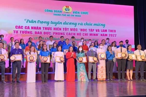 Các tập thể, cá nhân điển hình học tập Bác được tuyên dương ngày 8-7