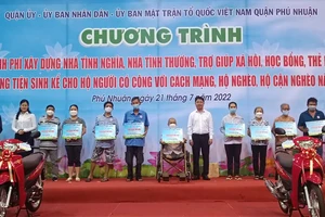 Quận Phú Nhuận trao phương tiện sinh kế, bảo trợ xã hội cho gia đình chính sách khó khăn