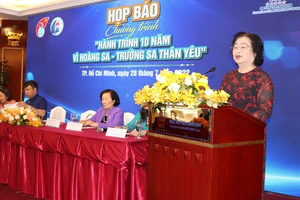 Bà Trương Mỹ Hoa phát biểu tại buổi họp báo