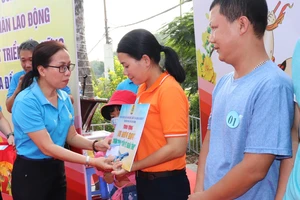 Tặng vé máy bay, vé tàu xe, quà tết cho công nhân khó khăn