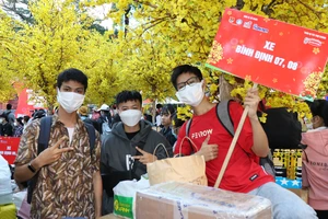 Sinh viên khó khăn đang học tập tại TPHCM trước giờ lên chuyến xe mùa xuân về quê đón tết cùng gia đình