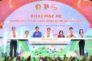 Các đồng chí lãnh đạo và thiếu nhi thực hiện nghi thức khai mạc hè năm 2023. Ảnh: VIỆT DŨNG