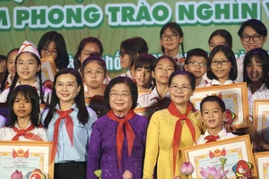 Đồng chí Trương Mỹ Hoa, đồng chí Nguyễn Thị Lệ trao bằng khen đến các gương thiếu nhi tiêu biểu. Ảnh: HOÀNG HÙNG